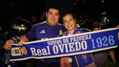 Cientos de aficionados celebran el ascenso del Real Oviedo en la plaza Am�rica