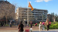 Las banderas del ayuntamiento de Sant Cugat lucan ayer a media asta.