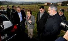 Crespo con la exconselleira Pilar Farjas, en Alto de Vales en enero del 2011 al firmar el convenio del CAR.