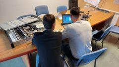Informáticos del Concello de Cangas revisando ordenadores tras el ciberataque, en una imagen de junio del año pasado