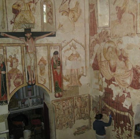 Las pinturas murales del interior se restauraron recientemente.