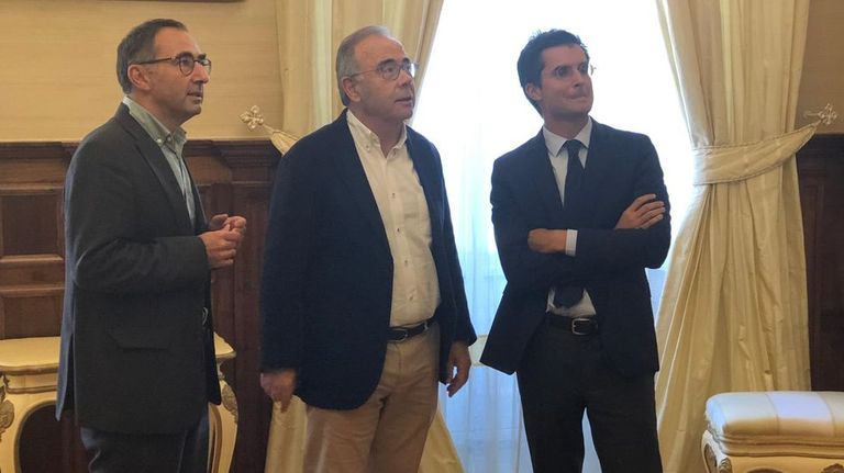 Xosé Sánchez Bugallo (PSOE), en un salón del Ayuntamiento con Borja Verea (a su izquierda) y el portavoz municipal del PP, Alejandro Sánchez-Brunete, a su derecha.