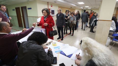 Gente votando en la Facultade de Dereito, en Santiago