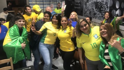 Seguidores de la selección brasileña en un local de Os Mallos, A Coruña. 