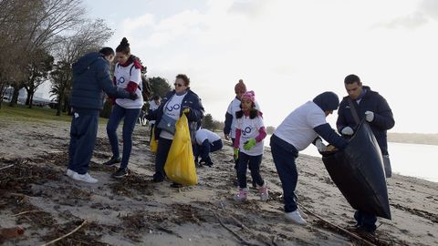 Jealsa impulsa iniciativas de recogida de residuos en playas, como esta realizada conjuntamente con Ecomar en noviembre del ao pasado