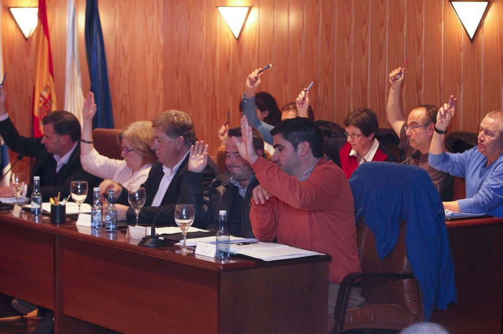 La oposici�n vota en contra del gobierno en un pleno. 
