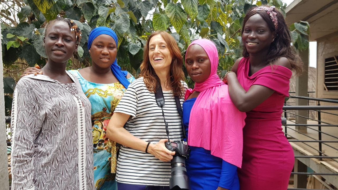 En la imagen, la fotgrafa ferrolana Ana Amado, con alumnas de la escuela de Fandema en Gambia