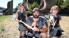Iker Losada, de niño junto a su padre y su hermano, ataviados con la indumentaria vikinga.