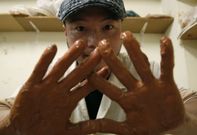 Masakazu Shida trabaja el barro en la escuela de artes y oficios ourensana. 