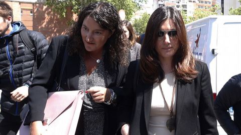 Clara Souto, a la derecha de la imagen, una de las profesoras que denunciaron que sus firmas haban sido falsificadas en el caso del mster de Cristina Cifuentes