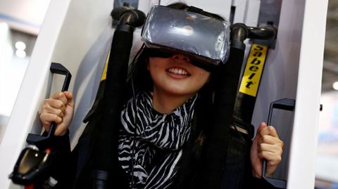 Una joven probando una cpsula de realidad virtual en China.