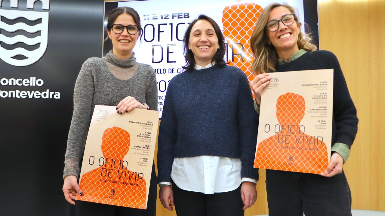 Anabel Gul�as, con las responsables de Taller Abierto, en la presentaci�n del ciclo de cine y salud mental 