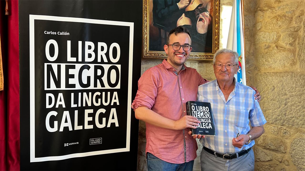 Carlos Callón (esquerda) co taxista que cita no libro na presentación do ensaio este verán