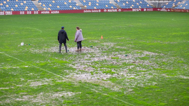 El temporal causa estragos en el césped de Pasarón