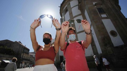 En Pontevedra, varios turistas miran el eclipse