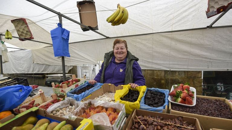 La resistencia del mercadillo gallego: «O meu home con 65 anos e eu con 63 levantámonos de noite todos os días para ir vender»
