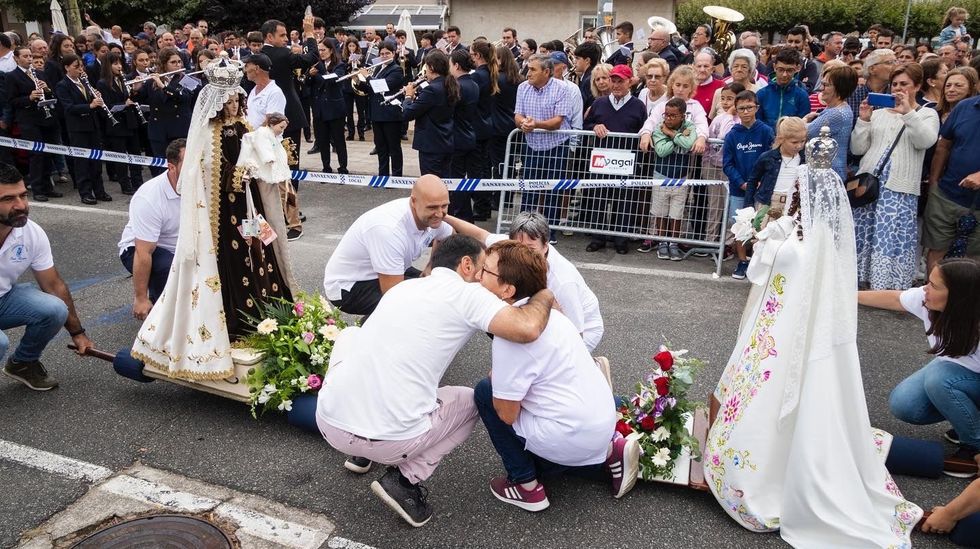 Encuentro de imgenes con motivo de las fiestas de san Roque en Portonovo