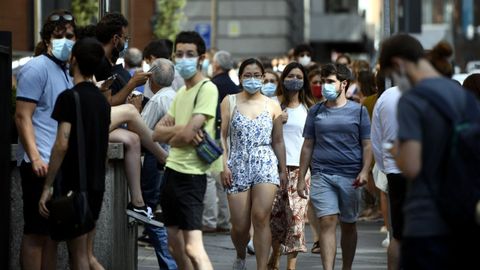 Varias personas con mascarilla en una calle del centro de Madrid