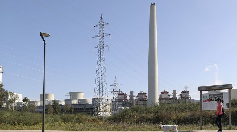 Segundo intento de la Xunta por conservar la chimenea de As Pontes como vestigio de la «era del carbón»