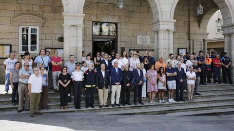 Concentración delante del concello de Ourense en repulsa por los atentados de ayer en Barcelona y Cambrils