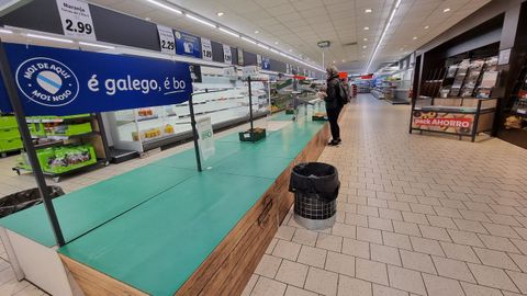 Lineales del supermercado Lidl vacíos en Lugo por la huelga de transporte