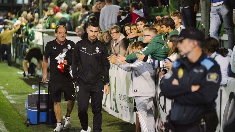 Fran Justo, entrenador del Real Unión de Irún, recibió el cariño del público de Espiñedo.