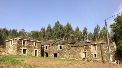 La ms pequea de las cuatro casas de la aldes ya ha sido restaurada, pero le robaron la cocina y el bao