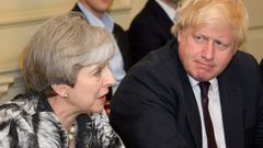 Theresa May junto a Boris Johnson