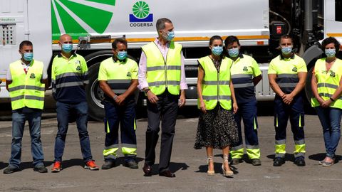 Los reyes, Felipe y Letizia, durante su visita al Centro de Tratamiento de Residuos de Cogersa, en Gijón