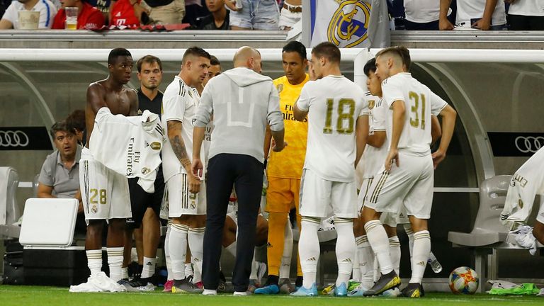 Javi Hernández escucha las consignas de Zidane en el amistoso ante el Bayern de Múnich