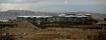 El enorme complejo residencial, que ocupa 300.000 metros cuadrados, est a las afueras de Ankara. 