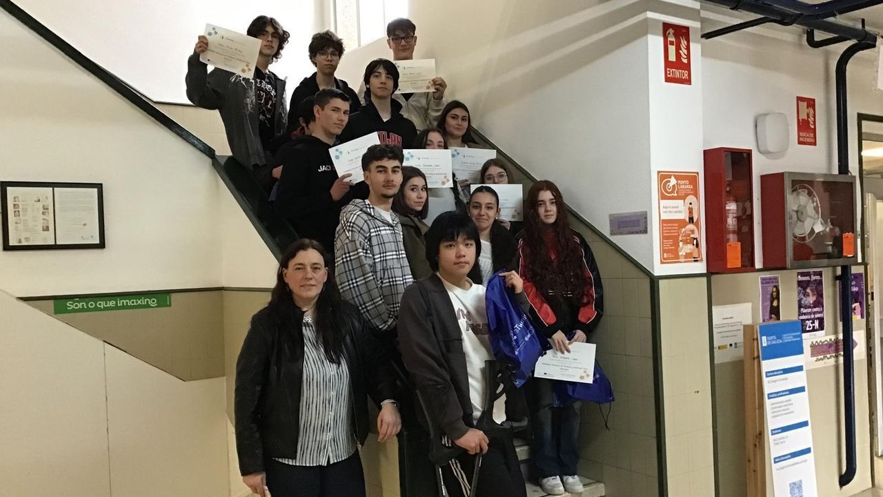 O IES Gregorio Fern�ndez de Sarria e as s�as actividades a favor da igualdade de x�nero.Alumnado del instituto, con los diplomas tras lograr el sello nacional por su proyecto eTwinning centrado en la memoria hist�rica.
