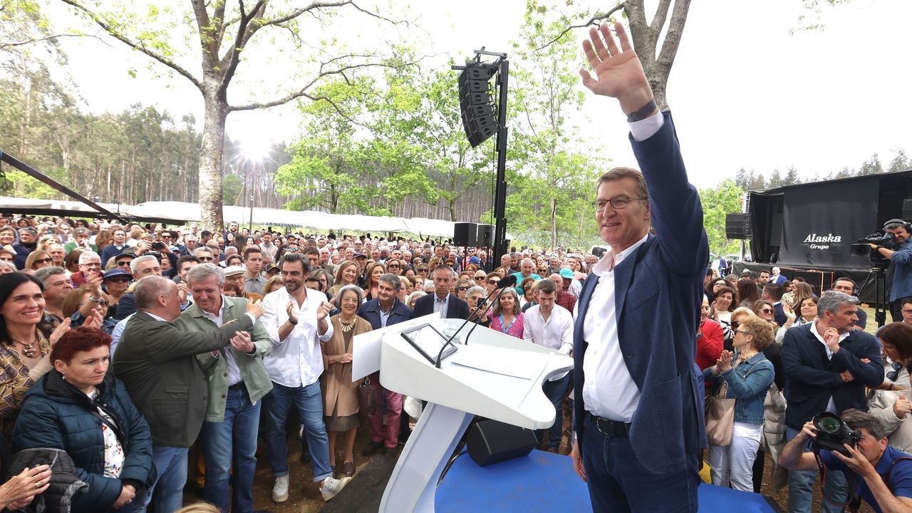 Feijoo se compromete a volver a la romera popular de O Pino como presidente del Gobierno.Manuel Cabezas, candidato del PP, y Paco Rodrguez,del PSdeG.