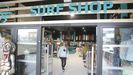 Drop In inaugura su nueva tienda de surf con cafetería-cervecería en la calle Otero Pedrayo de A Gándara