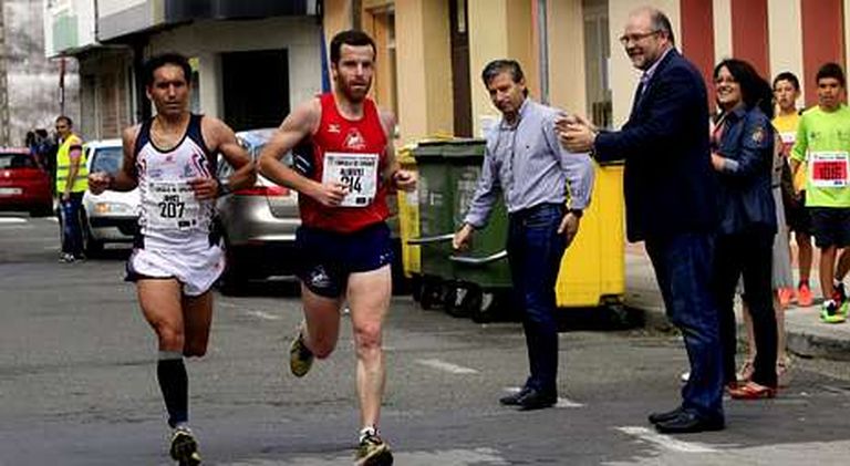 El alcalde vimiancés, Manuel Antelo (derecha), apoyó a los ganadores de la carrera, que mantuvo la emoción hasta el final.