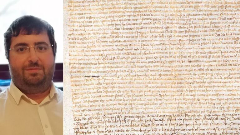 Detalle da copia máis antiga da «Concordia de Antealtares». Á esquerda, o profesor e investigador da Facultade de Filoloxía da Universidade de Santiago Joel Varela.