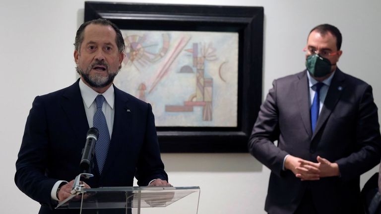 El presidente de Abanca, Juan Carlos Escotet Rodríguez (i), y el presidente del Principado de Asturias, Adrián Barbón