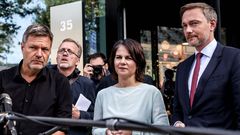 El liberal Christian Lindner (derecha) junto a los lderes verdes  Annalena Baerbock y Robert Habeck, tras su reunin de este viernes.