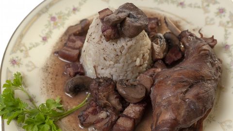 Café bar Lestón: conejo con beicon y champiñones en salsa de vino con arroz
