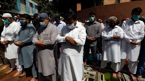 Un grupo de hombres reza en Pakistn