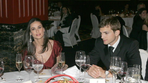 Ashton Kutcher y Demi Moore en una imagen del 2001.