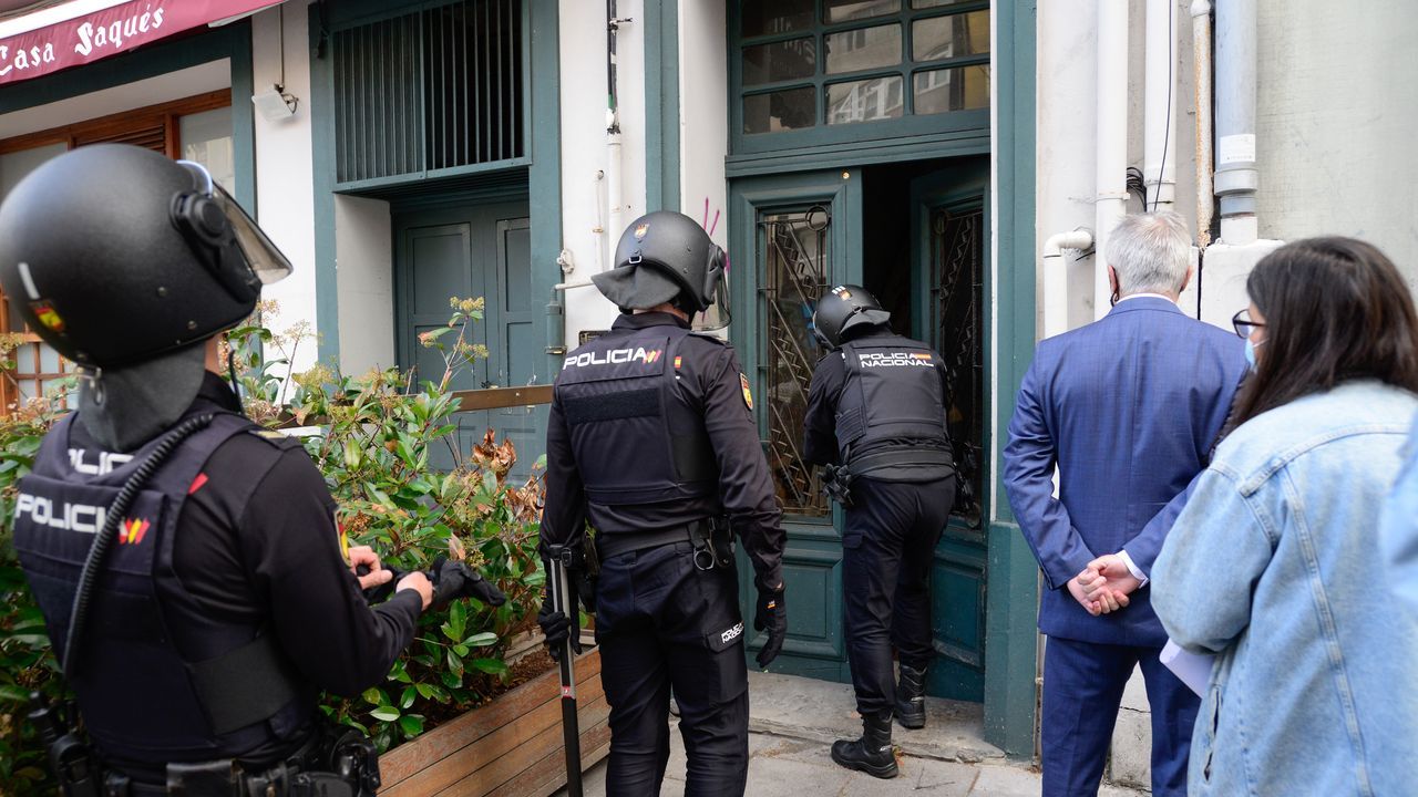 Ana Pont�n y el alcalde de A Pobra do Broll�n, Jos� Luis Maceda, ayer en la Feira do Vi�o de Vilach�