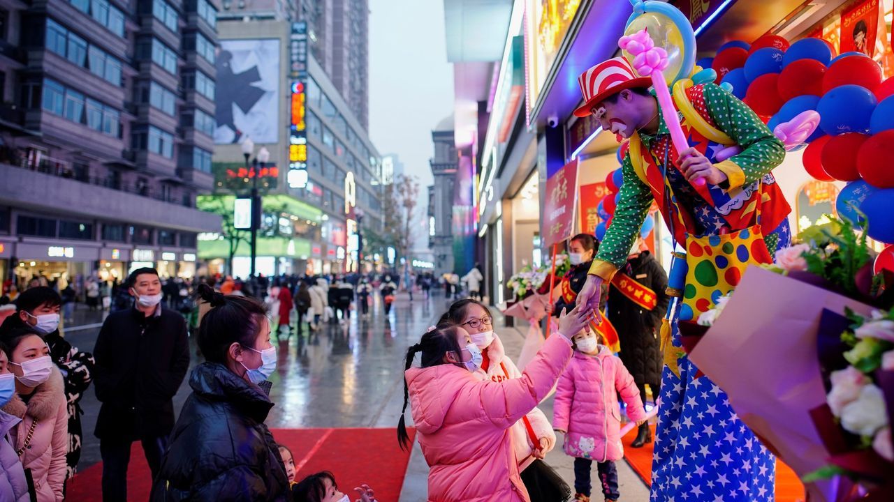 Un payaso interacta con el pblico en una calle de Wuhan en diciembre del 2020