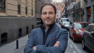 Tom�s Navarro es psic�logo.