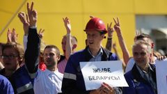 Protestas de trabajadores en huelga en una fabrica de Minsk