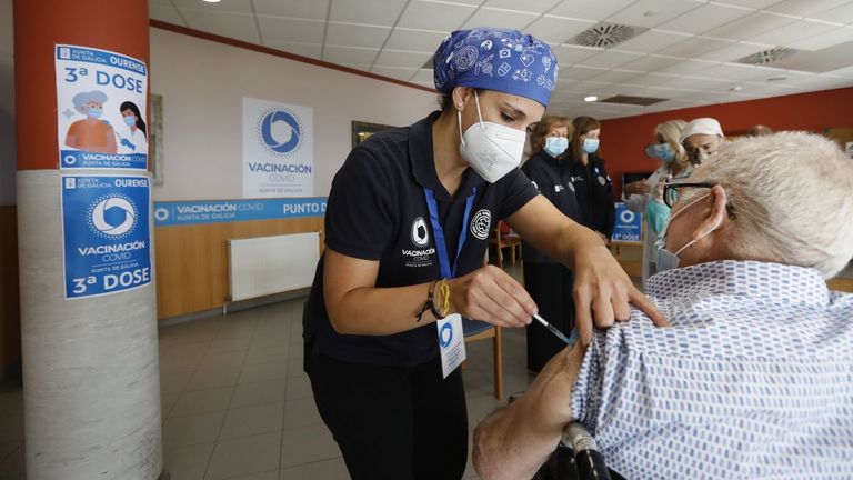 Los usuarios de la residencia Domus VI de Barbadás recibieron ayer la tercera dosis de la vacuna