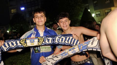 Cientos de aficionados celebran el ascenso del Real Oviedo en la plaza Amrica