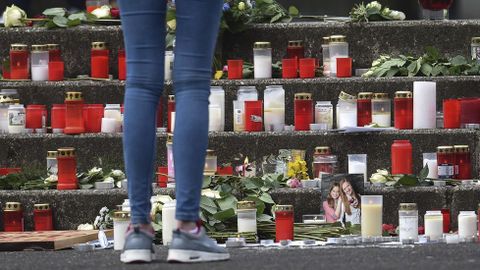 Velas y flores en memoria de los 16 alumnos y dos profesiores del instituto de Haltern am See (Alemania) fallecidos en el accidente de avin en Los Alpes