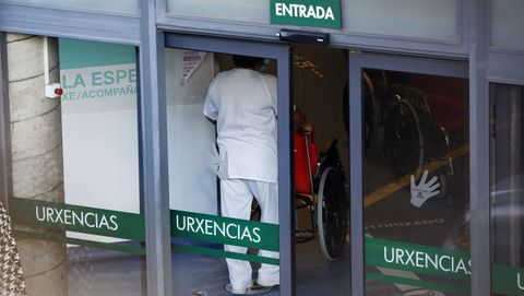 Entrada del servicio de urgencias del Hospital Montecelo, de Pontevedra