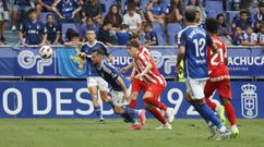 Sebas Moyano disputa un balón con Nacho Méndez durante el derbi de la primera vuelta